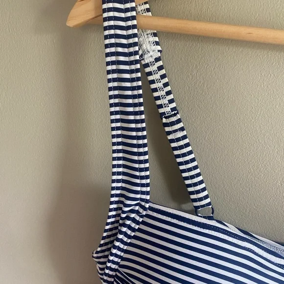 Nip Tuck‎ SWIM Women 10 One Piece Swimsuit Bathing Suit Striped White Navy Blue - Picture 4 of 9